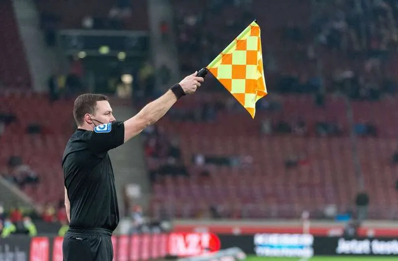 Luật việt vị được xác định bởi trọng tài biên 